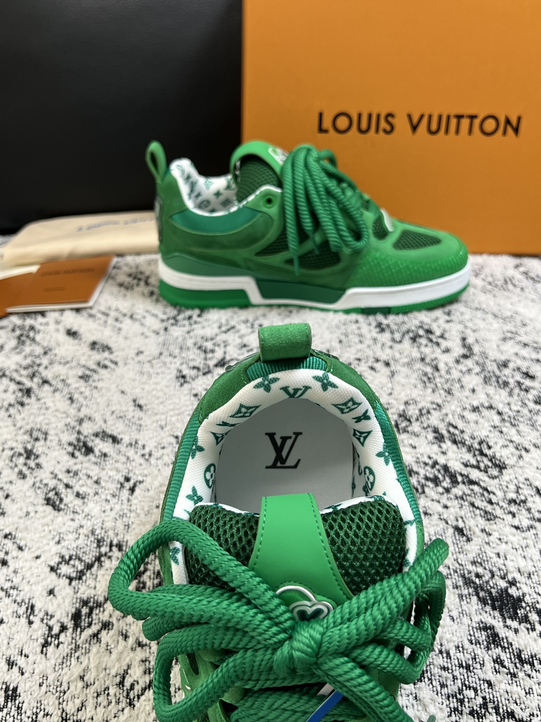 Lv  高品质  顶级工艺品  路易威登，运动板鞋专柜同步，鞋面意大利进口，高品质拼接缤纷色彩复杂工艺品，进口网布里垫柔