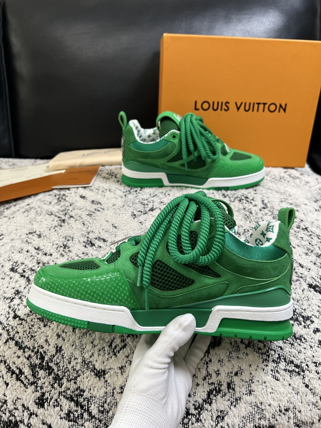 Lv  高品质  顶级工艺品  路易威登，运动板鞋专柜同步，鞋面意大利进口，高品质拼接缤纷色彩复杂工艺品，进口网布里垫柔