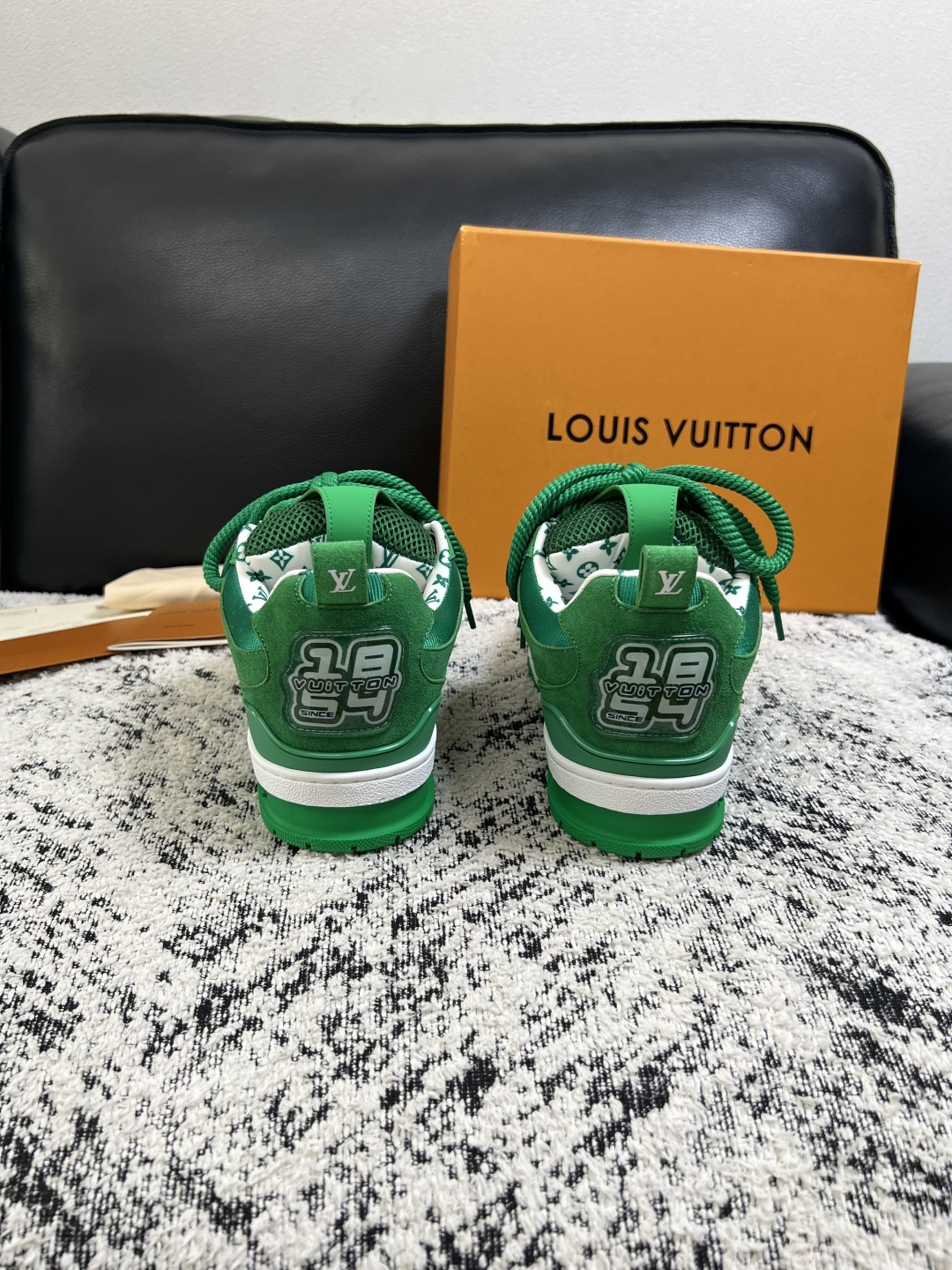 Lv  高品质  顶级工艺品  路易威登，运动板鞋专柜同步，鞋面意大利进口，高品质拼接缤纷色彩复杂工艺品，进口网布里垫柔