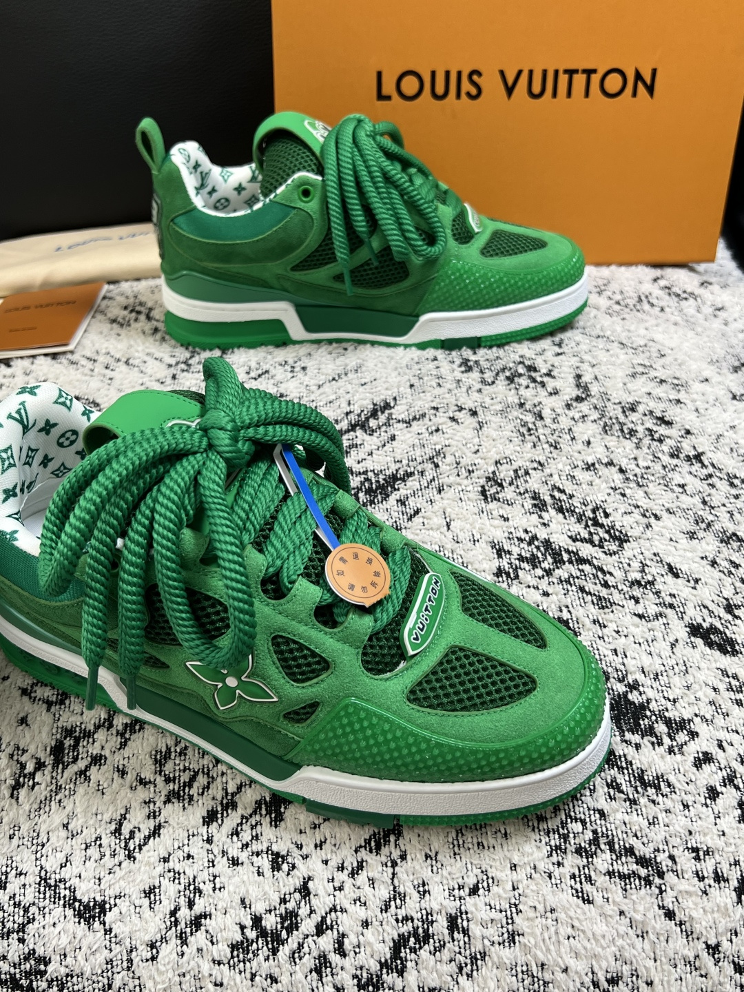 Lv  高品质  顶级工艺品  路易威登，运动板鞋专柜同步，鞋面意大利进口，高品质拼接缤纷色彩复杂工艺品，进口网布里垫柔