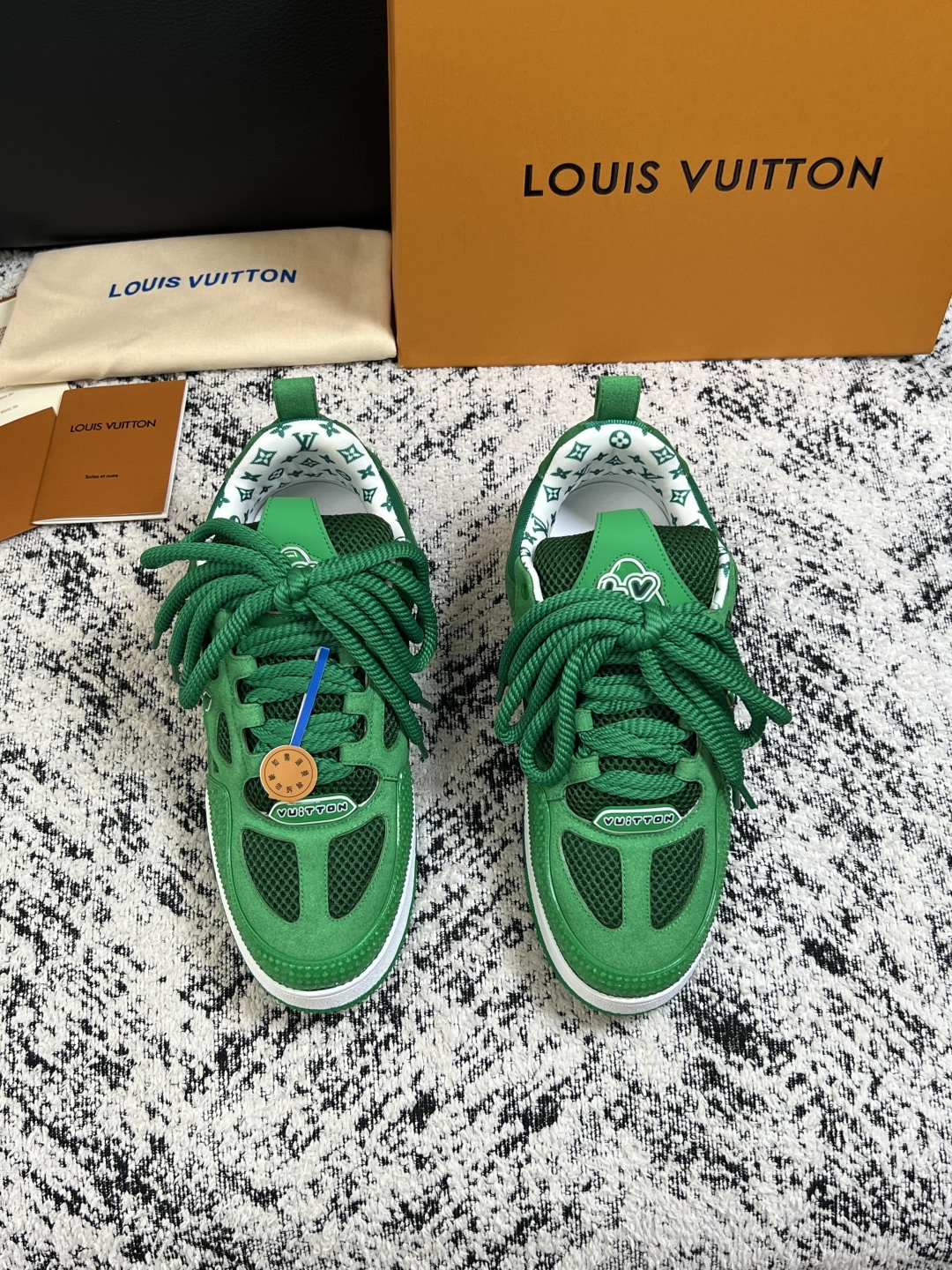 Lv  高品质  顶级工艺品  路易威登，运动板鞋专柜同步，鞋面意大利进口，高品质拼接缤纷色彩复杂工艺品，进口网布里垫柔