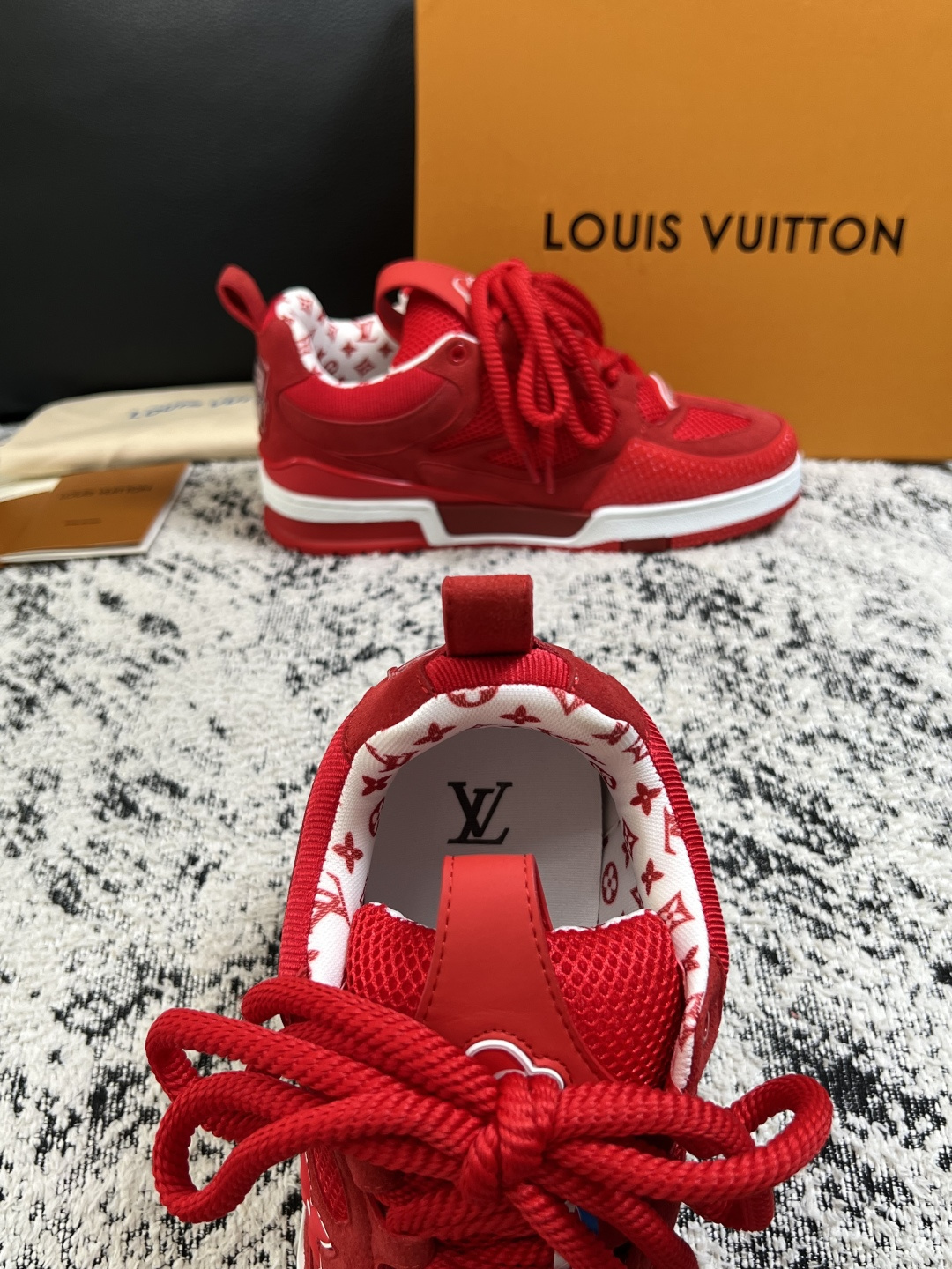 Lv  高品质  顶级工艺品  路易威登，运动板鞋专柜同步，鞋面意大利进口，高品质拼接缤纷色彩复杂工艺品，进口网布里垫柔