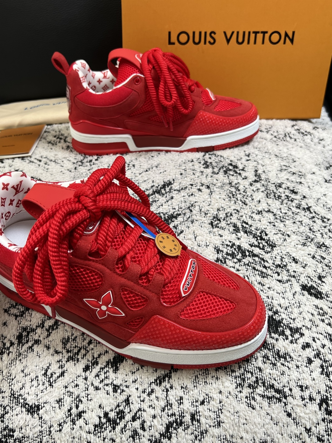 Lv  高品质  顶级工艺品  路易威登，运动板鞋专柜同步，鞋面意大利进口，高品质拼接缤纷色彩复杂工艺品，进口网布里垫柔