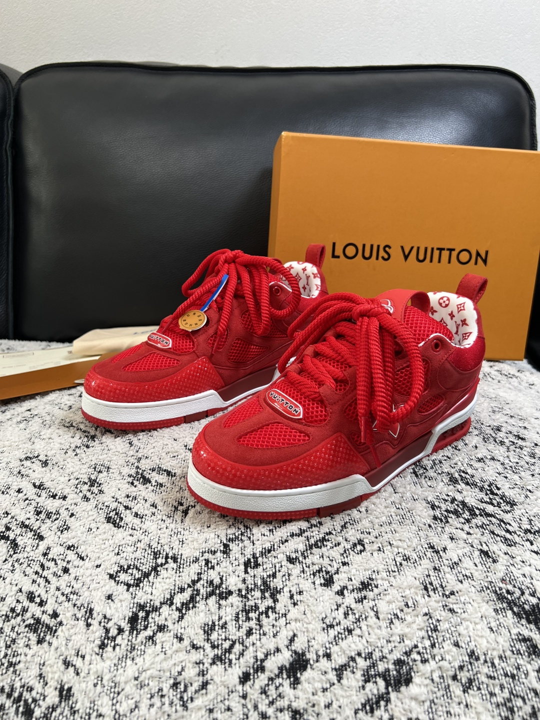 Lv  高品质  顶级工艺品  路易威登，运动板鞋专柜同步，鞋面意大利进口，高品质拼接缤纷色彩复杂工艺品，进口网布里垫柔