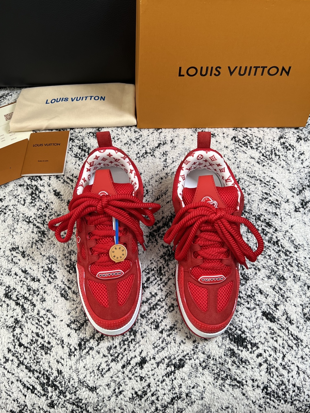 Lv  高品质  顶级工艺品  路易威登，运动板鞋专柜同步，鞋面意大利进口，高品质拼接缤纷色彩复杂工艺品，进口网布里垫柔