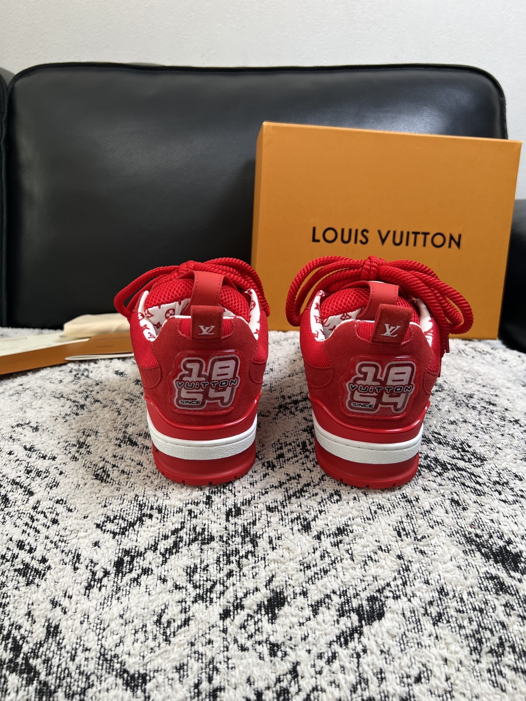 Lv  高品质  顶级工艺品  路易威登，运动板鞋专柜同步，鞋面意大利进口，高品质拼接缤纷色彩复杂工艺品，进口网布里垫柔