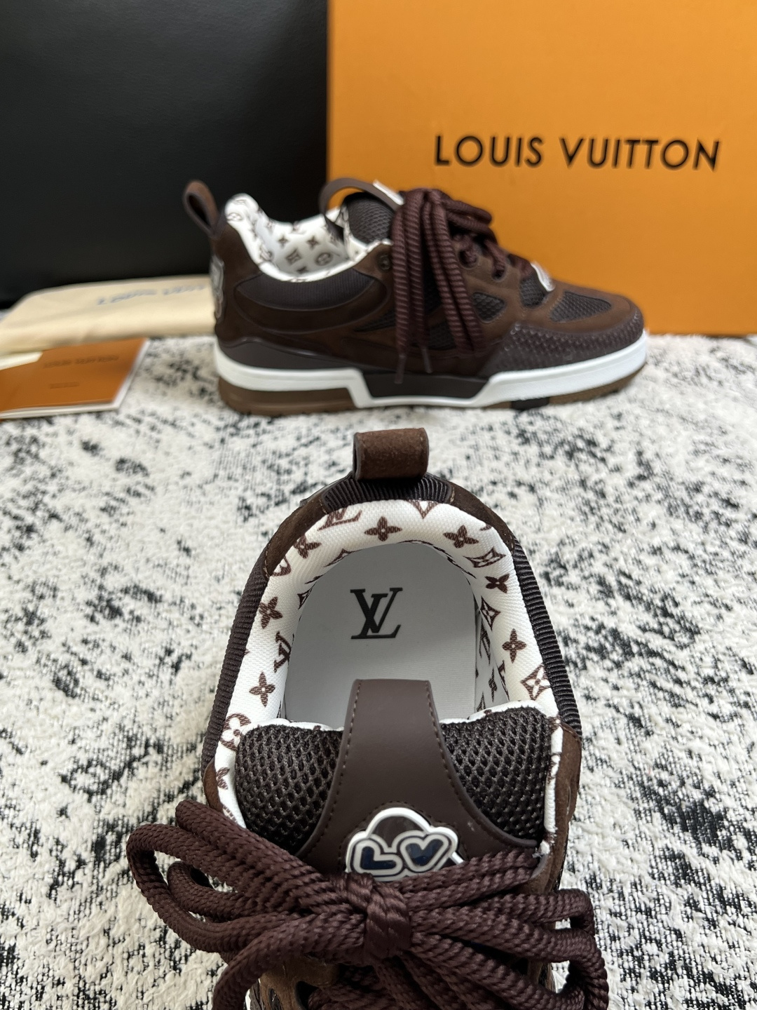 Lv  高品质  顶级工艺品  路易威登，运动板鞋专柜同步，鞋面意大利进口，高品质拼接缤纷色彩复杂工艺品，进口网布里垫柔