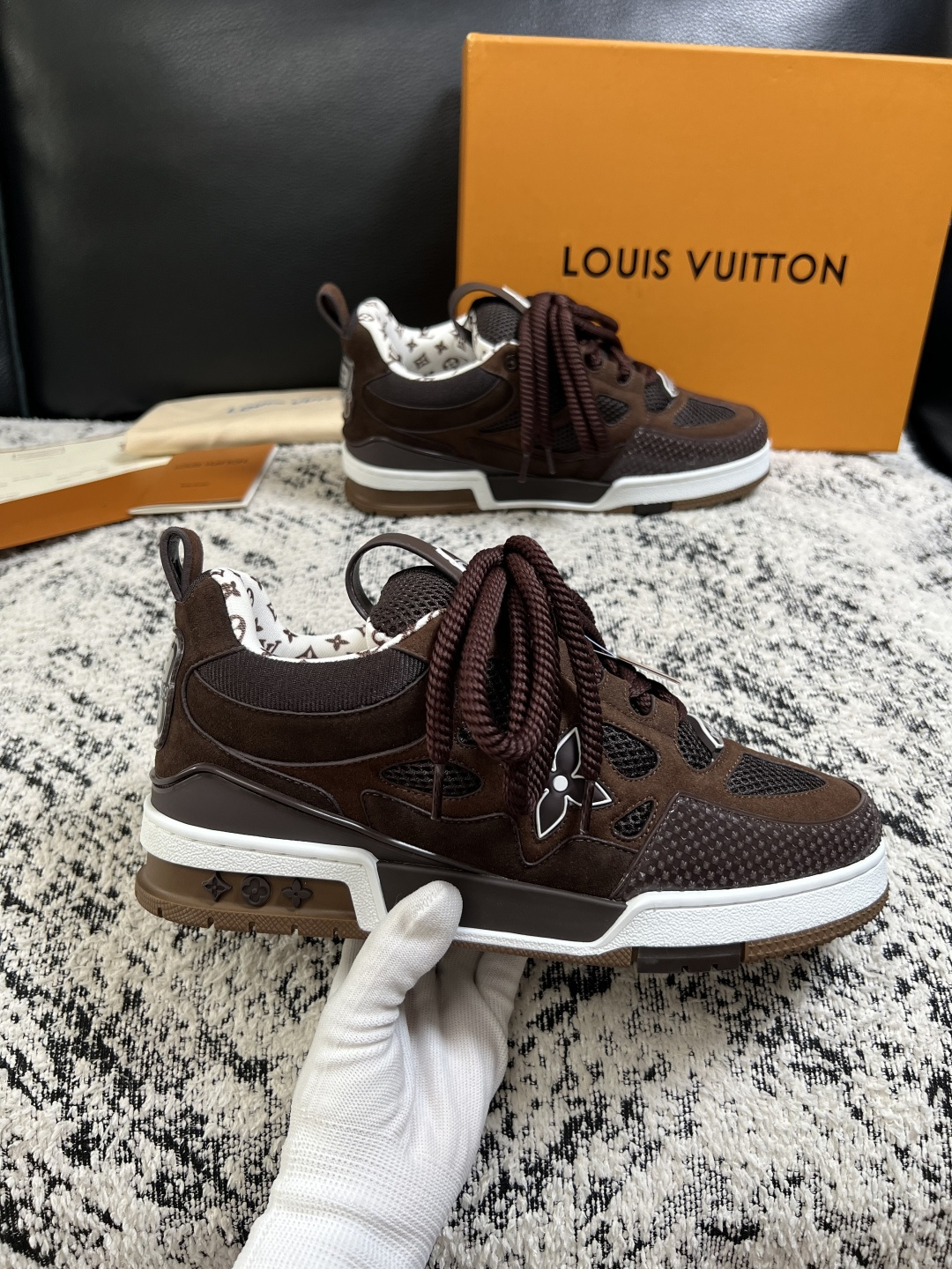 Lv  高品质  顶级工艺品  路易威登，运动板鞋专柜同步，鞋面意大利进口，高品质拼接缤纷色彩复杂工艺品，进口网布里垫柔