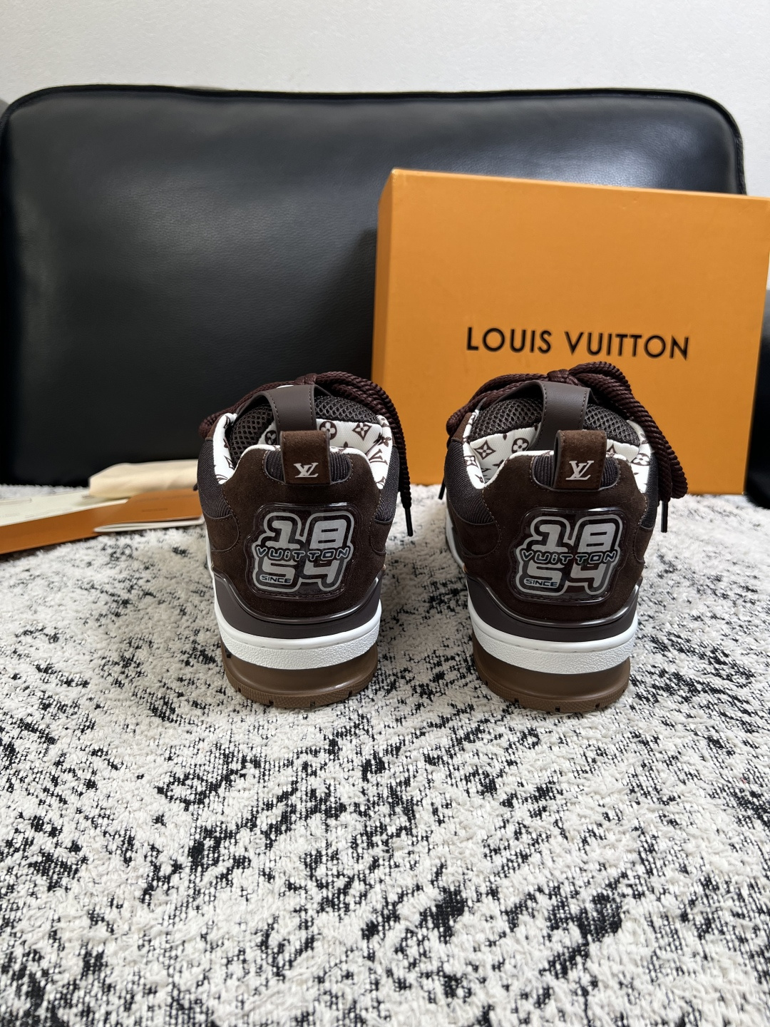 Lv  高品质  顶级工艺品  路易威登，运动板鞋专柜同步，鞋面意大利进口，高品质拼接缤纷色彩复杂工艺品，进口网布里垫柔