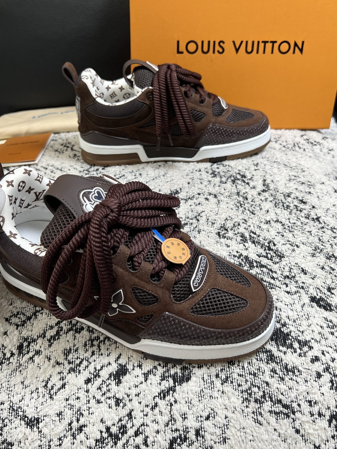 Lv  高品质  顶级工艺品  路易威登，运动板鞋专柜同步，鞋面意大利进口，高品质拼接缤纷色彩复杂工艺品，进口网布里垫柔