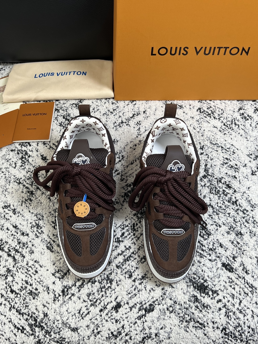 Lv  高品质  顶级工艺品  路易威登，运动板鞋专柜同步，鞋面意大利进口，高品质拼接缤纷色彩复杂工艺品，进口网布里垫柔