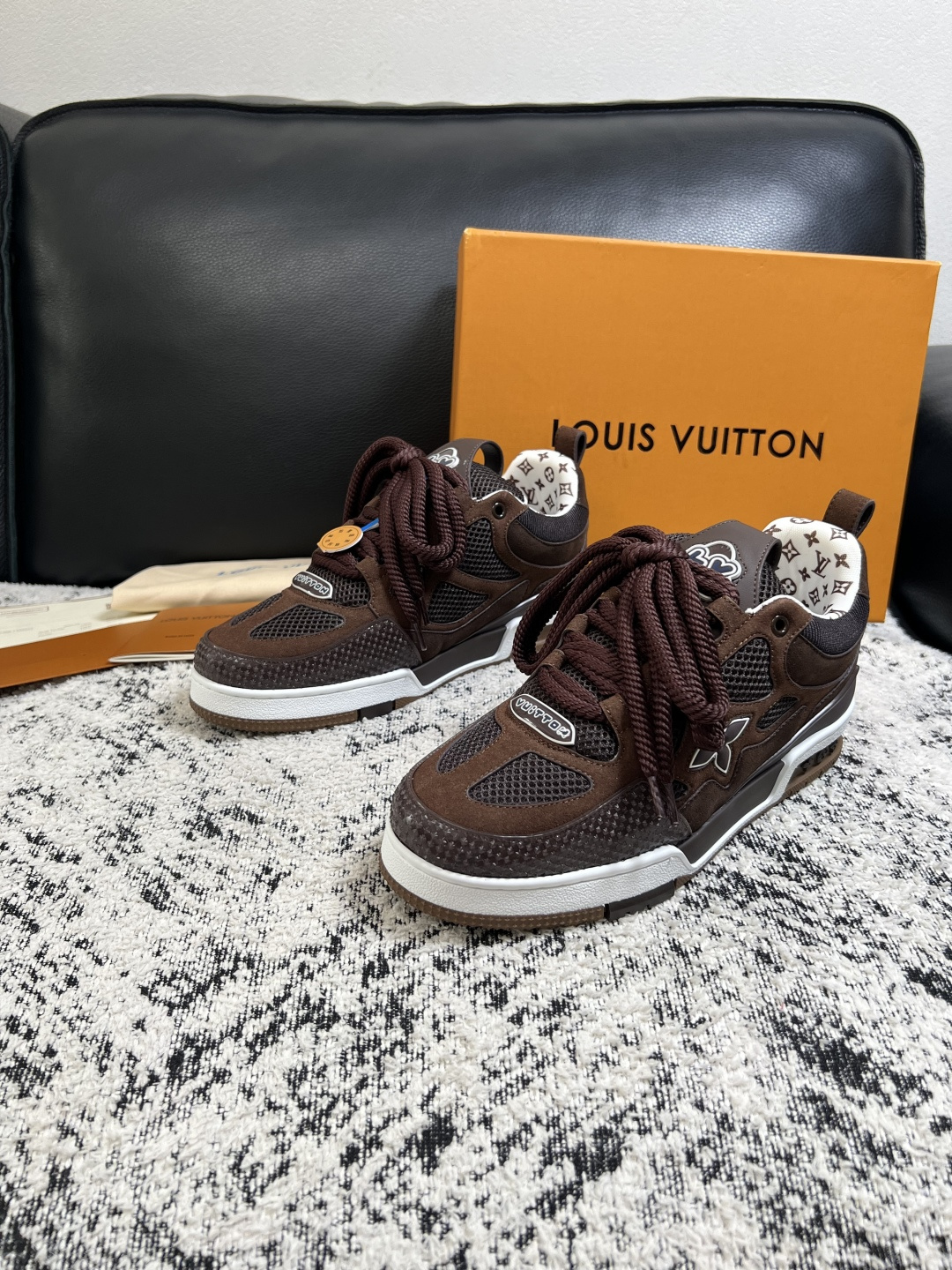 Lv  高品质  顶级工艺品  路易威登，运动板鞋专柜同步，鞋面意大利进口，高品质拼接缤纷色彩复杂工艺品，进口网布里垫柔