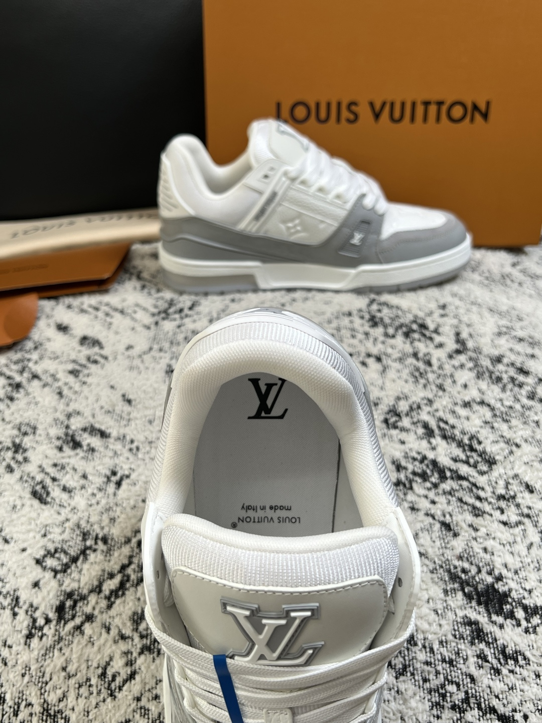 Lv  高品质  顶级工艺品  路易威登，运动板鞋专柜同步，鞋面意大利进口，高品质拼接缤纷色彩复杂工艺品，进口网布里垫柔