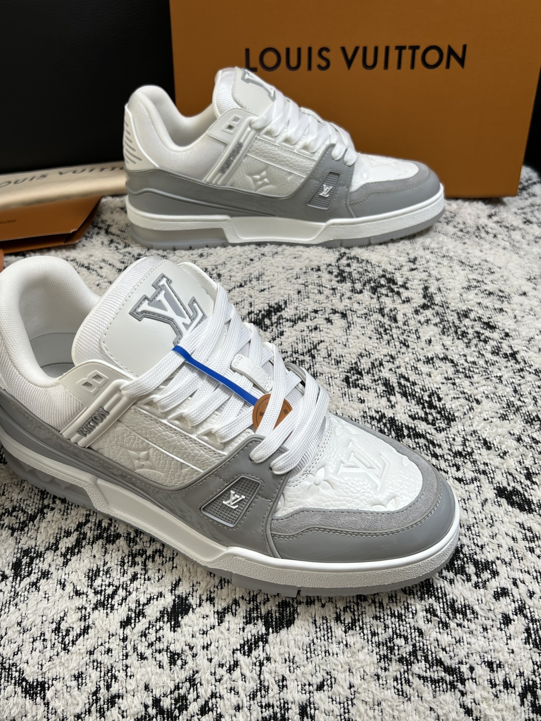 Lv  高品质  顶级工艺品  路易威登，运动板鞋专柜同步，鞋面意大利进口，高品质拼接缤纷色彩复杂工艺品，进口网布里垫柔