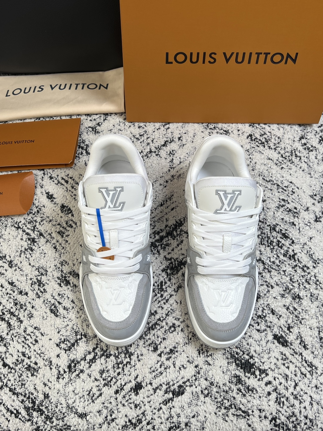 Lv  高品质  顶级工艺品  路易威登，运动板鞋专柜同步，鞋面意大利进口，高品质拼接缤纷色彩复杂工艺品，进口网布里垫柔