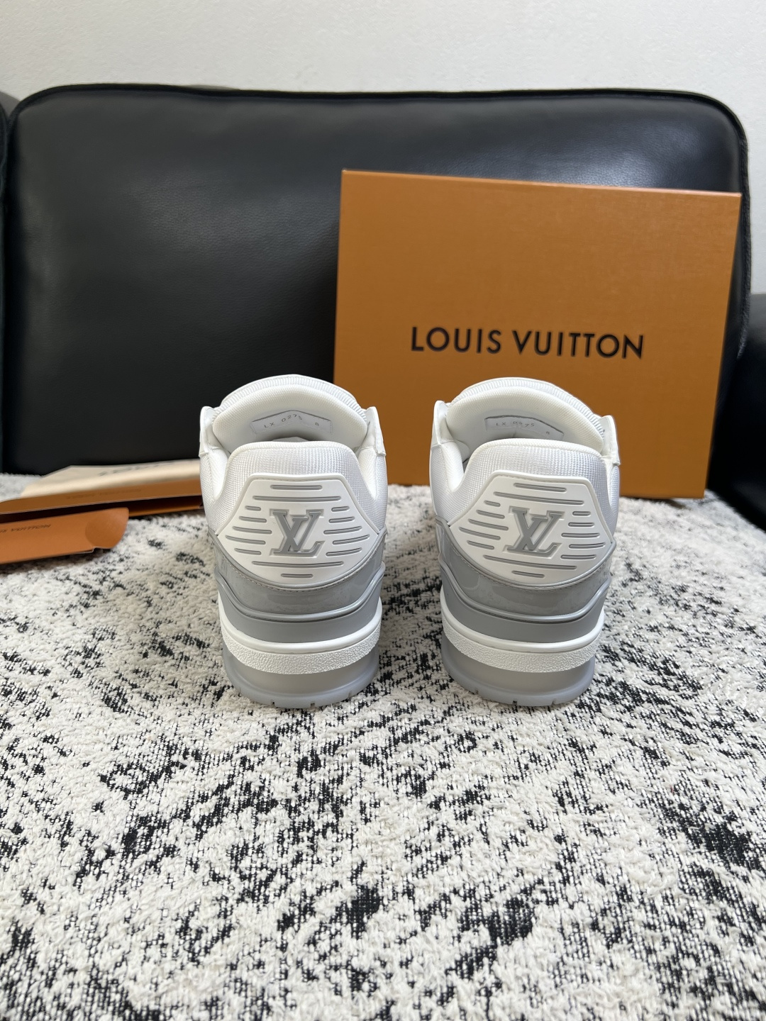 Lv  高品质  顶级工艺品  路易威登，运动板鞋专柜同步，鞋面意大利进口，高品质拼接缤纷色彩复杂工艺品，进口网布里垫柔