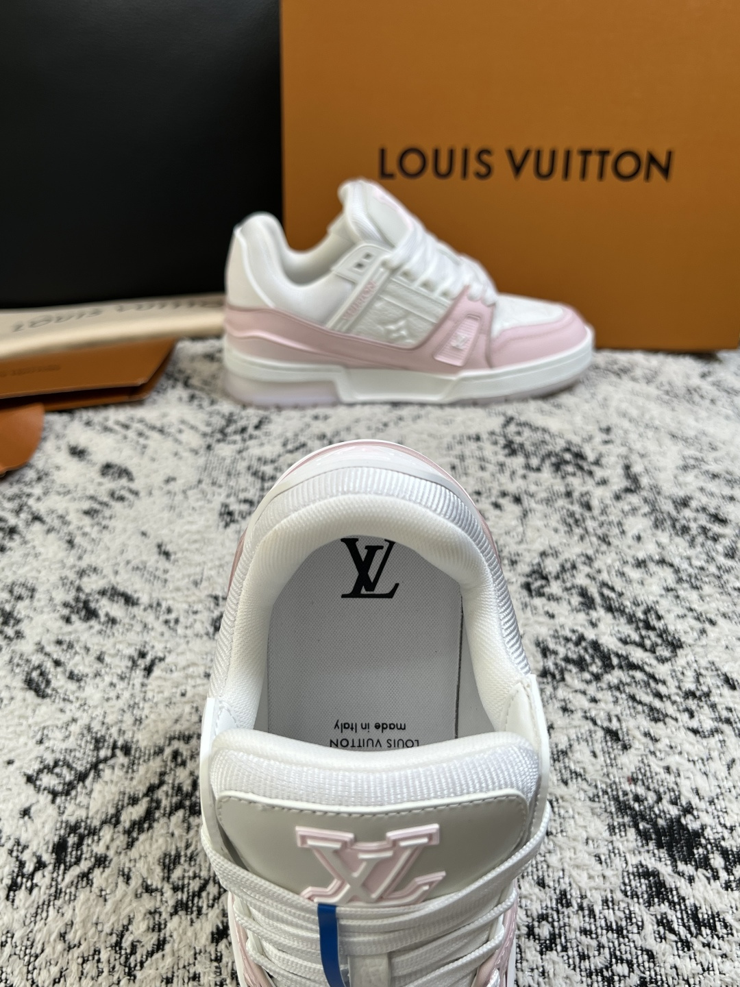Lv  高品质  顶级工艺品  路易威登，运动板鞋专柜同步，鞋面意大利进口，高品质拼接缤纷色彩复杂工艺品，进口网布里垫柔