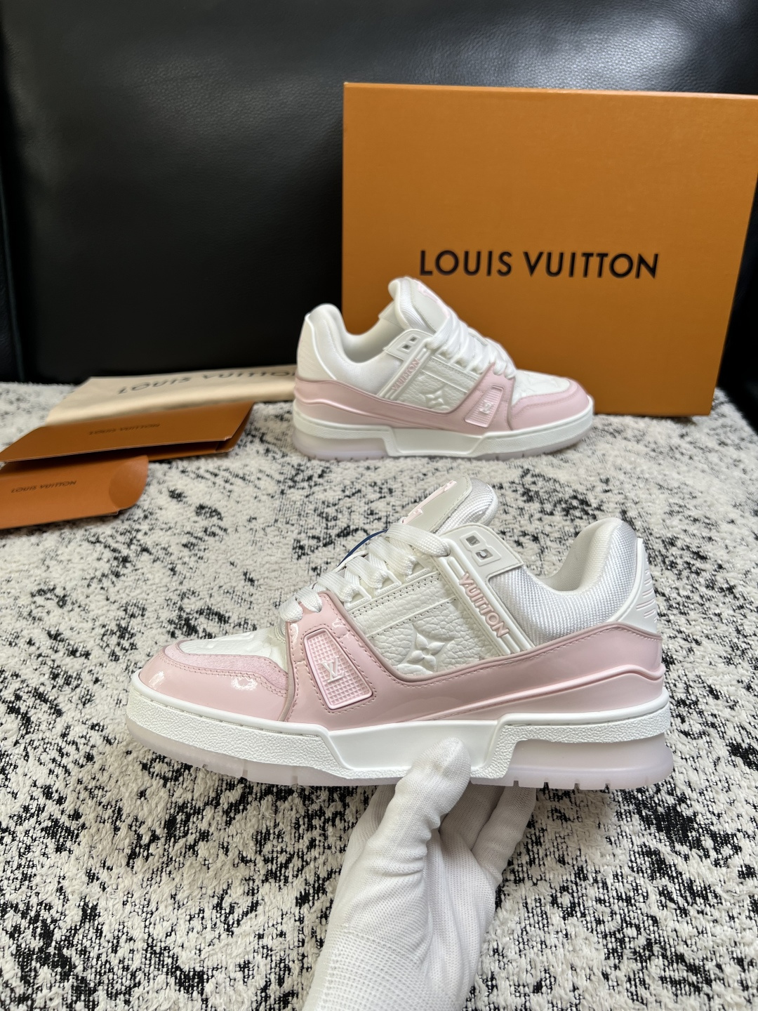 Lv  高品质  顶级工艺品  路易威登，运动板鞋专柜同步，鞋面意大利进口，高品质拼接缤纷色彩复杂工艺品，进口网布里垫柔
