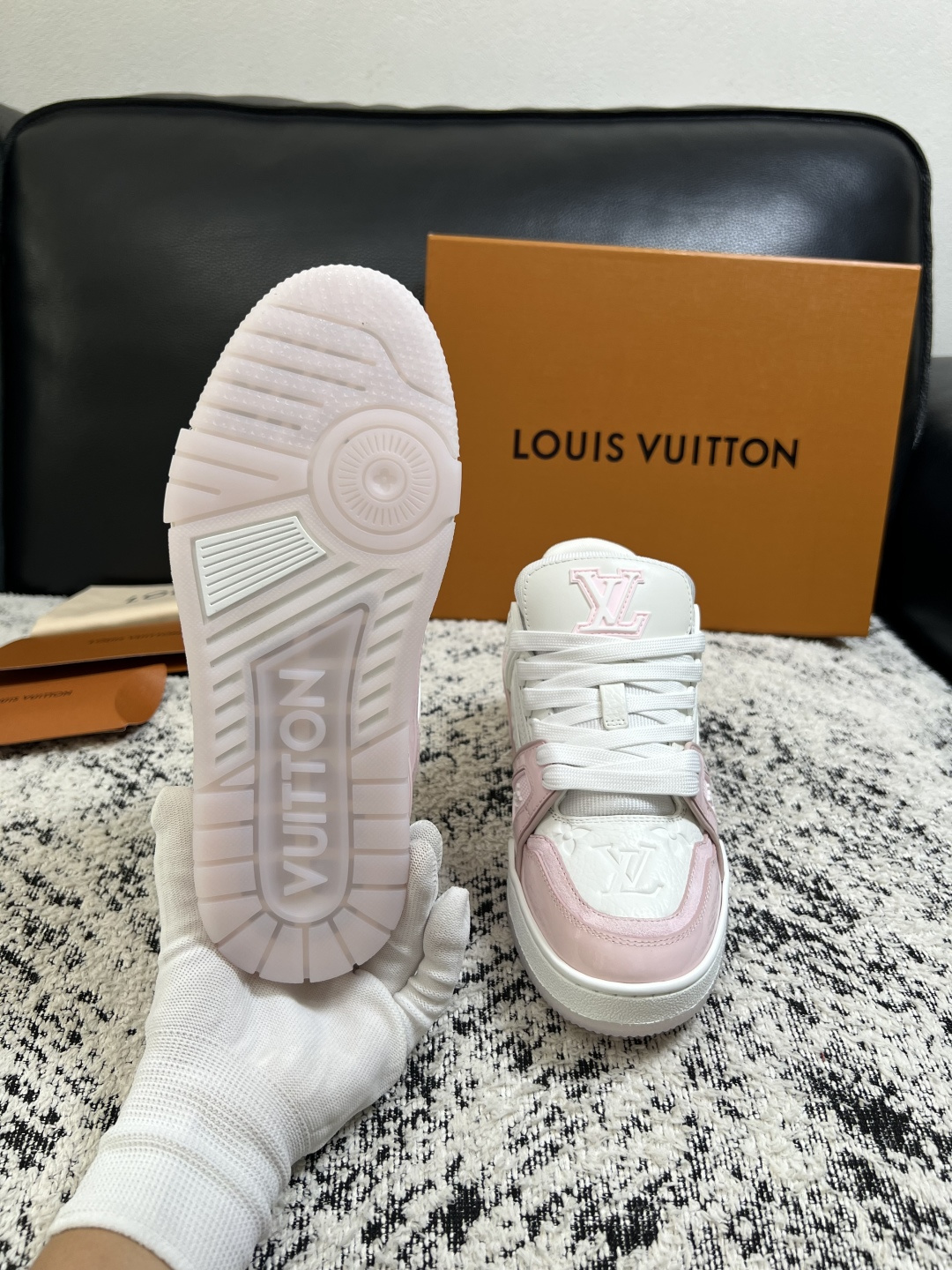 Lv  高品质  顶级工艺品  路易威登，运动板鞋专柜同步，鞋面意大利进口，高品质拼接缤纷色彩复杂工艺品，进口网布里垫柔