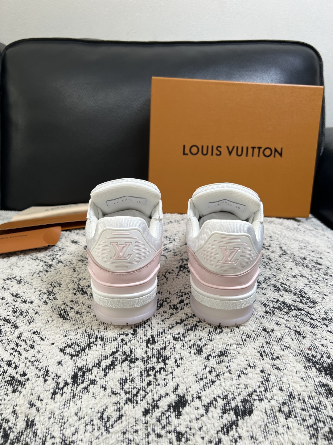 Lv  高品质  顶级工艺品  路易威登，运动板鞋专柜同步，鞋面意大利进口，高品质拼接缤纷色彩复杂工艺品，进口网布里垫柔