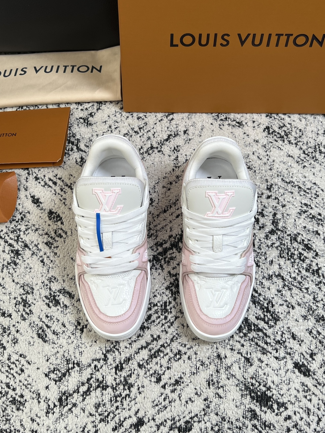 Lv  高品质  顶级工艺品  路易威登，运动板鞋专柜同步，鞋面意大利进口，高品质拼接缤纷色彩复杂工艺品，进口网布里垫柔