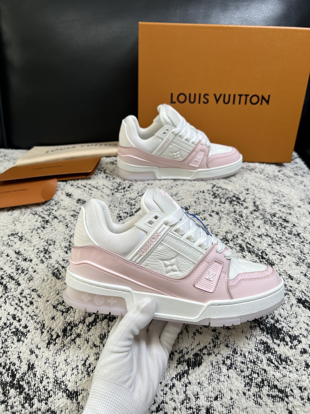 Lv  高品质  顶级工艺品  路易威登，运动板鞋专柜同步，鞋面意大利进口，高品质拼接缤纷色彩复杂工艺品，进口网布里垫柔