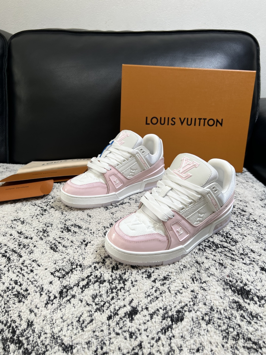 Lv  高品质  顶级工艺品  路易威登，运动板鞋专柜同步，鞋面意大利进口，高品质拼接缤纷色彩复杂工艺品，进口网布里垫柔
