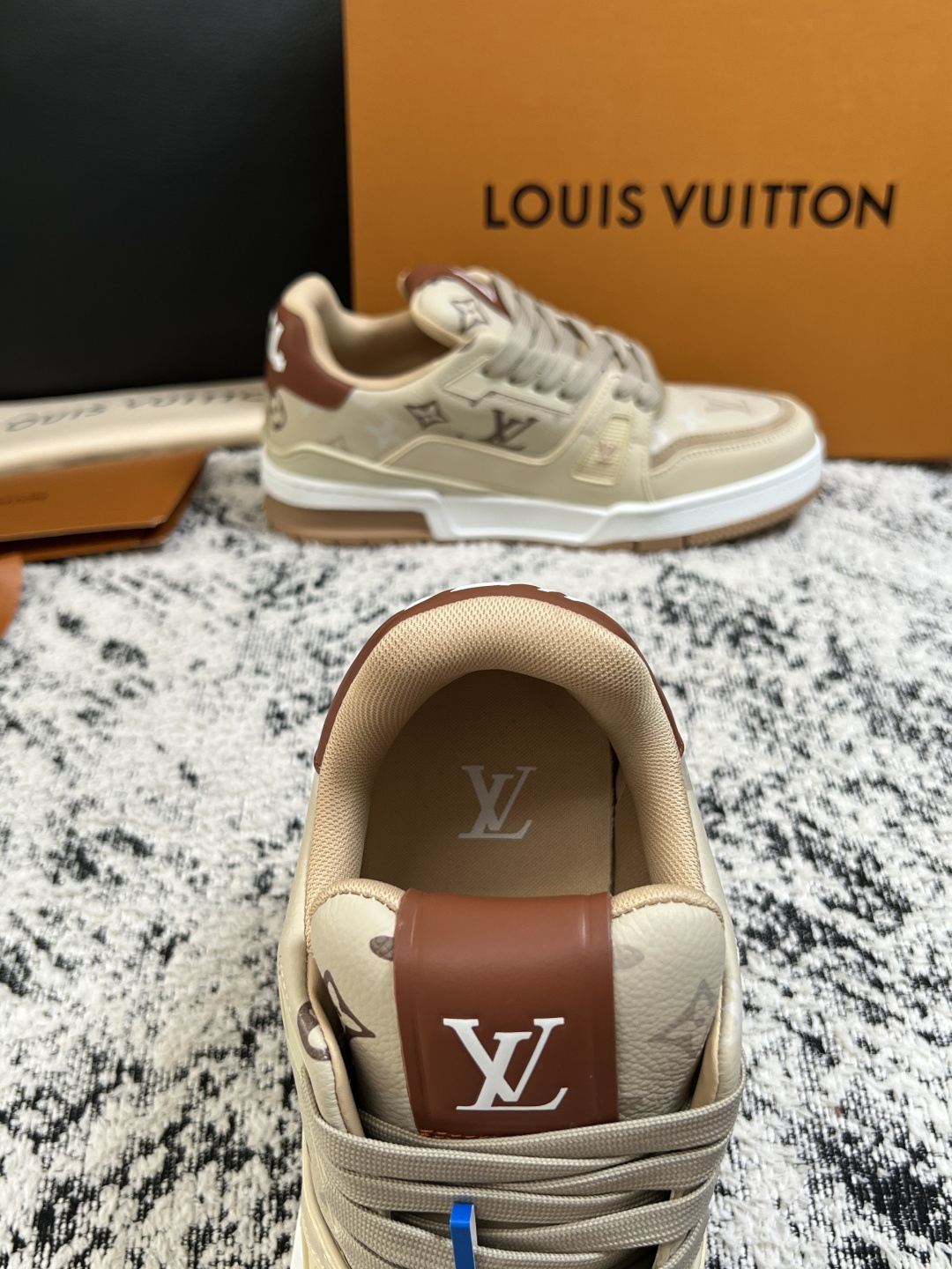 Lv  高品质  顶级工艺品  路易威登，运动板鞋专柜同步，鞋面意大利进口，高品质拼接缤纷色彩复杂工艺品，进口网布里垫柔