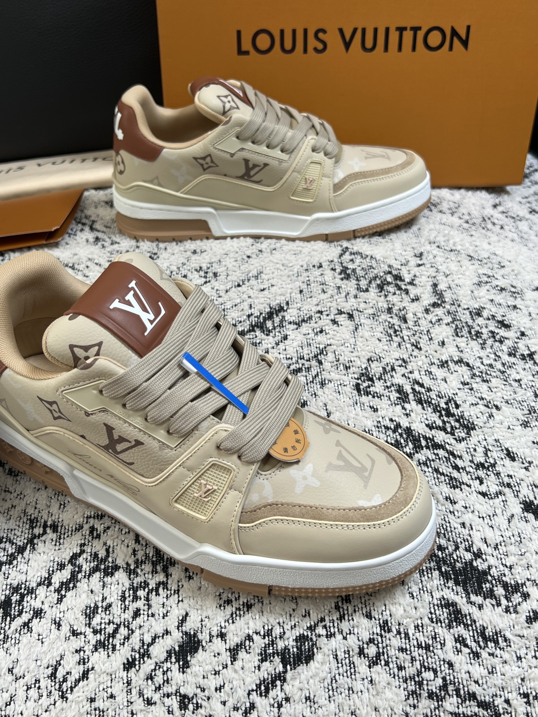 Lv  高品质  顶级工艺品  路易威登，运动板鞋专柜同步，鞋面意大利进口，高品质拼接缤纷色彩复杂工艺品，进口网布里垫柔