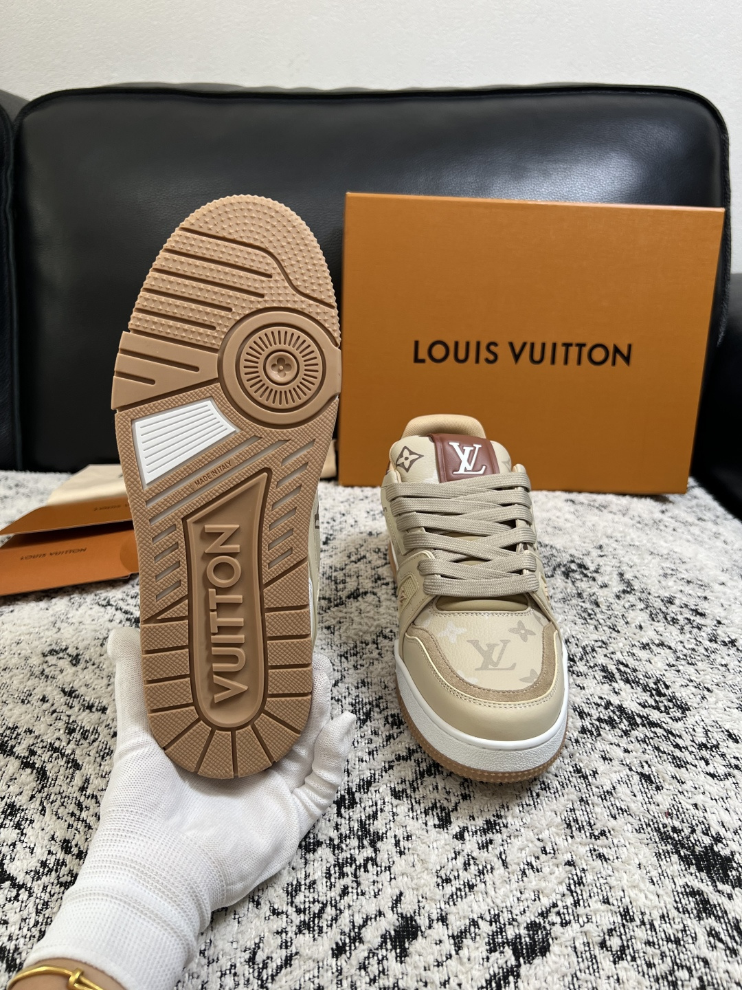 Lv  高品质  顶级工艺品  路易威登，运动板鞋专柜同步，鞋面意大利进口，高品质拼接缤纷色彩复杂工艺品，进口网布里垫柔