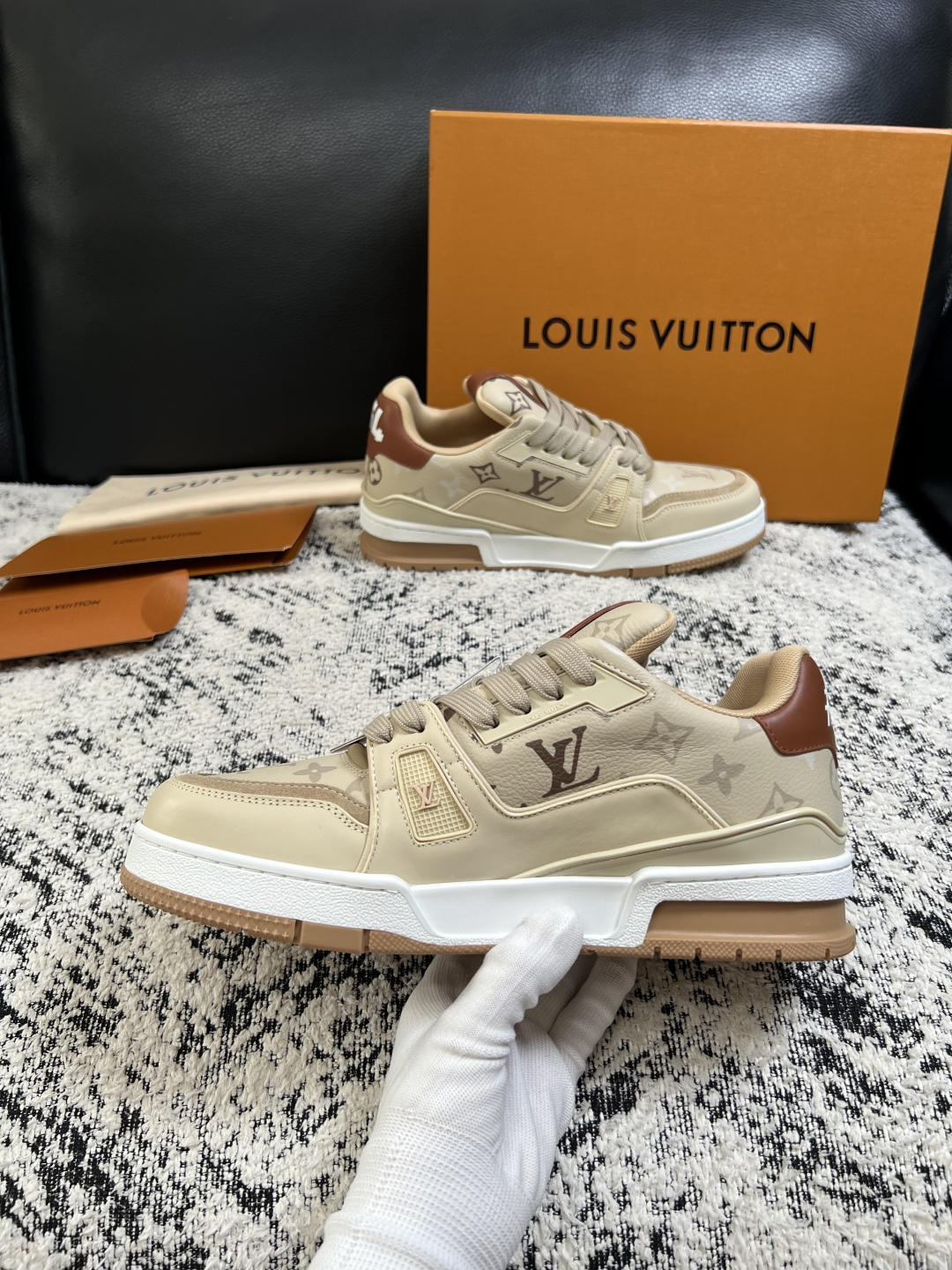 Lv  高品质  顶级工艺品  路易威登，运动板鞋专柜同步，鞋面意大利进口，高品质拼接缤纷色彩复杂工艺品，进口网布里垫柔
