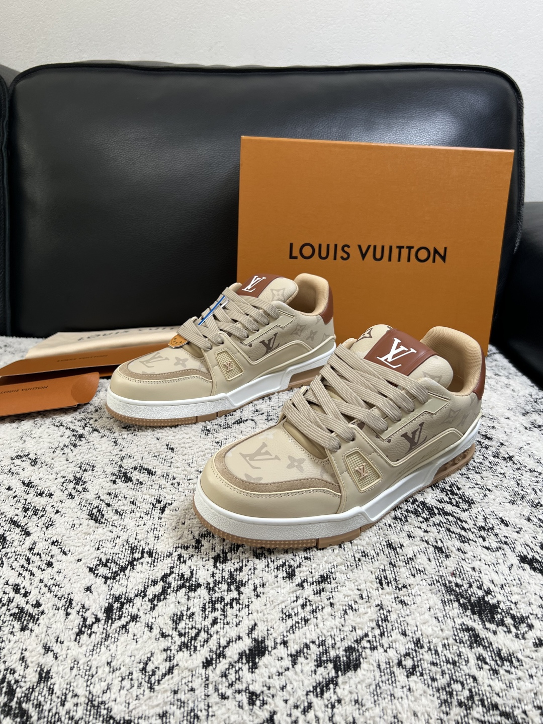 Lv  高品质  顶级工艺品  路易威登，运动板鞋专柜同步，鞋面意大利进口，高品质拼接缤纷色彩复杂工艺品，进口网布里垫柔