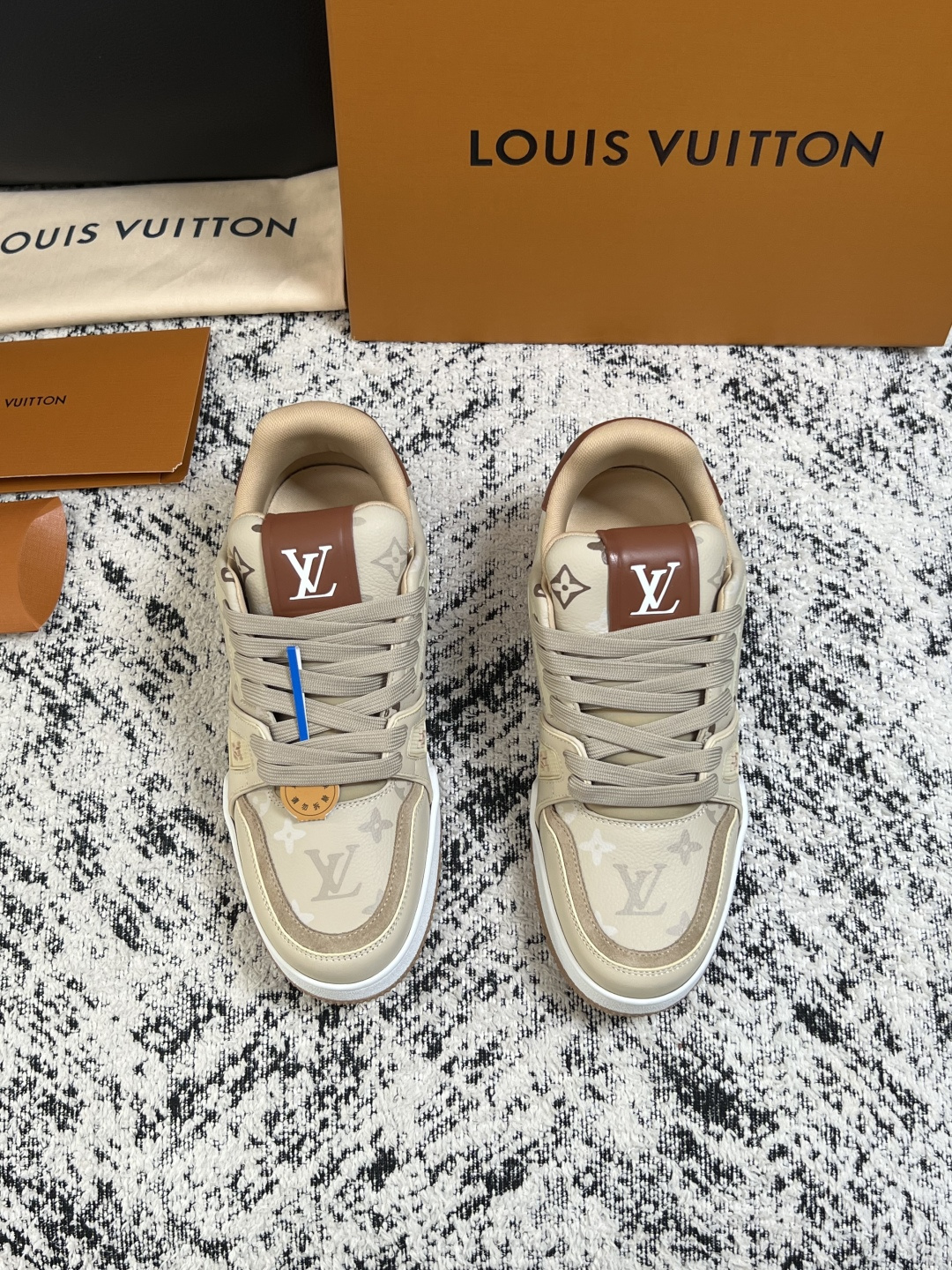 Lv  高品质  顶级工艺品  路易威登，运动板鞋专柜同步，鞋面意大利进口，高品质拼接缤纷色彩复杂工艺品，进口网布里垫柔