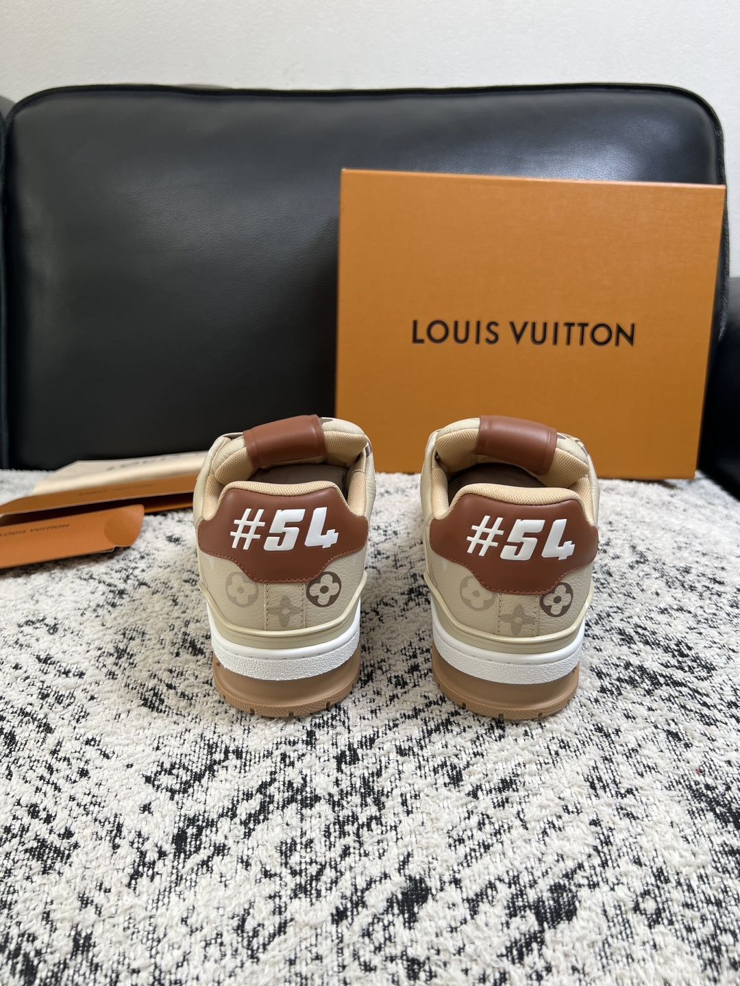 Lv  高品质  顶级工艺品  路易威登，运动板鞋专柜同步，鞋面意大利进口，高品质拼接缤纷色彩复杂工艺品，进口网布里垫柔