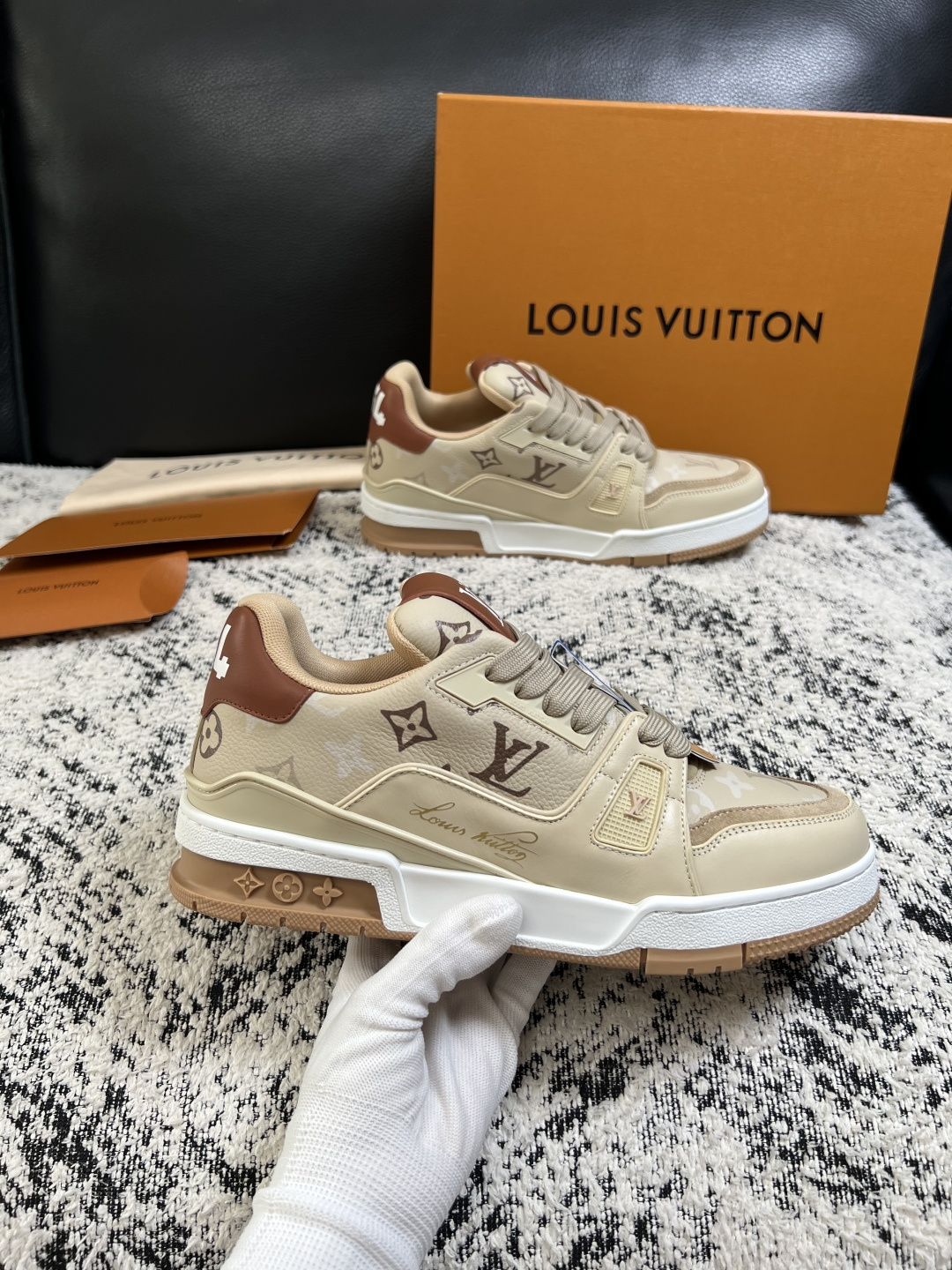 Lv  高品质  顶级工艺品  路易威登，运动板鞋专柜同步，鞋面意大利进口，高品质拼接缤纷色彩复杂工艺品，进口网布里垫柔