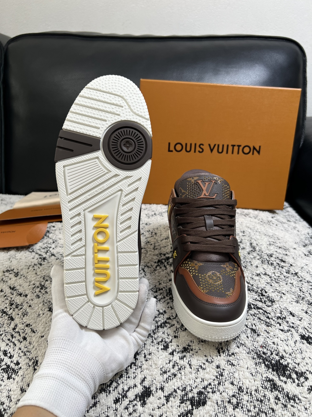 Lv  高品质  顶级工艺品  路易威登，运动板鞋专柜同步，鞋面意大利进口，高品质拼接缤纷色彩复杂工艺品，进口网布里垫柔