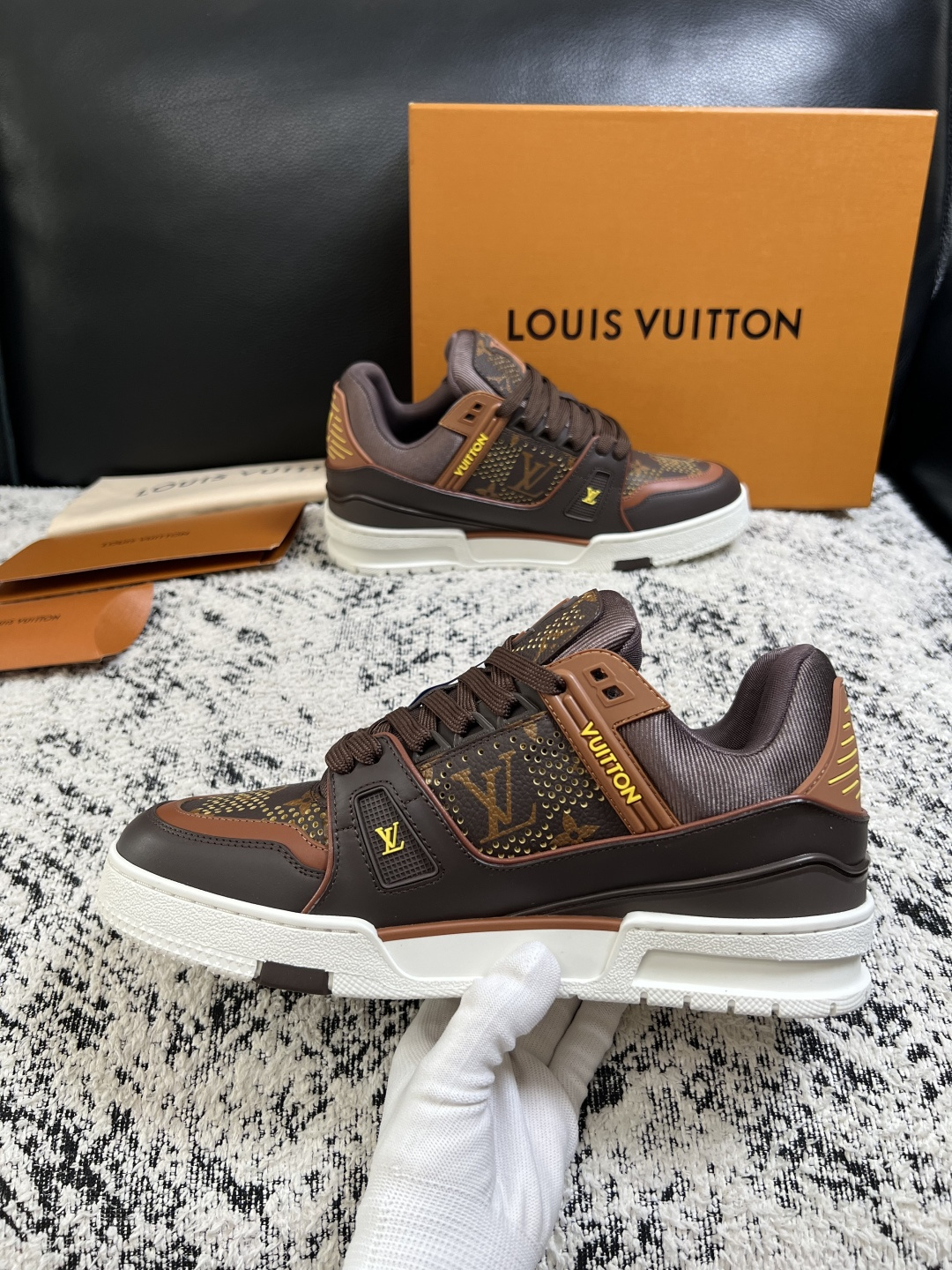 Lv  高品质  顶级工艺品  路易威登，运动板鞋专柜同步，鞋面意大利进口，高品质拼接缤纷色彩复杂工艺品，进口网布里垫柔