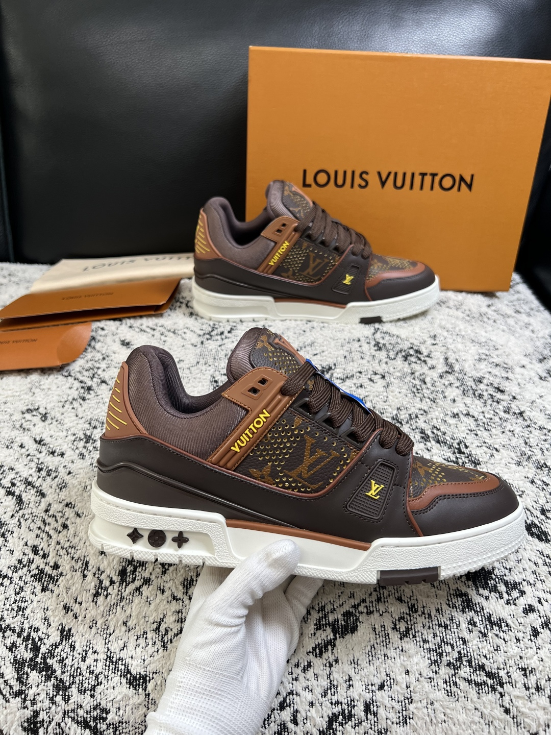 Lv  高品质  顶级工艺品  路易威登，运动板鞋专柜同步，鞋面意大利进口，高品质拼接缤纷色彩复杂工艺品，进口网布里垫柔