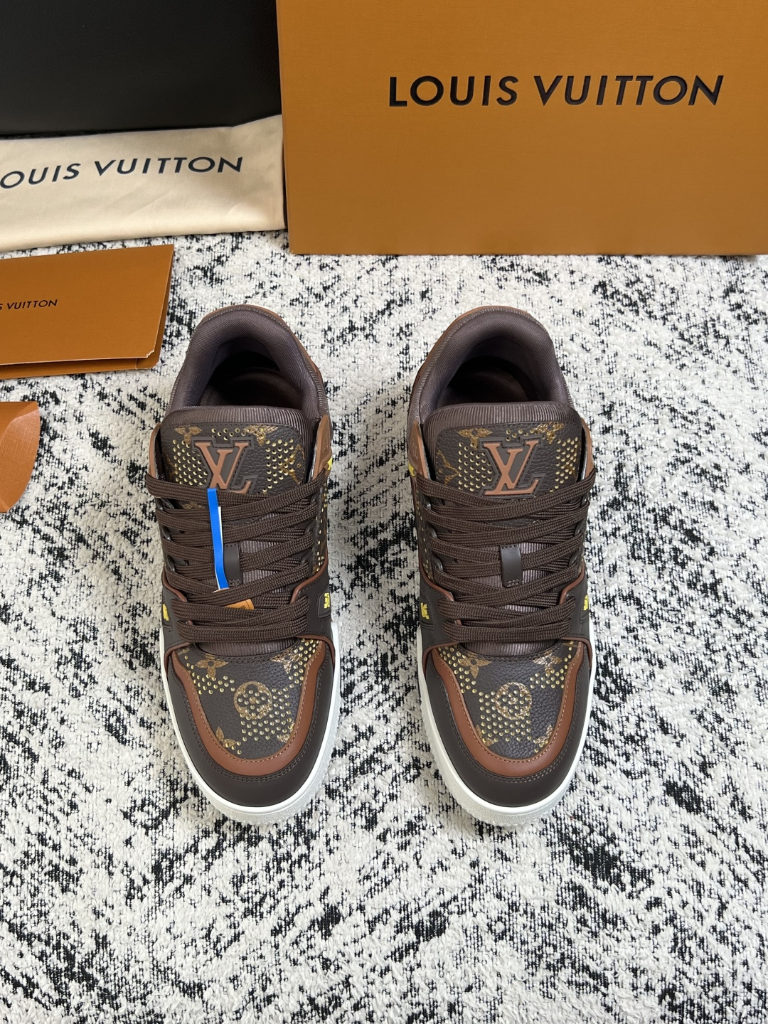 Lv  高品质  顶级工艺品  路易威登，运动板鞋专柜同步，鞋面意大利进口，高品质拼接缤纷色彩复杂工艺品，进口网布里垫柔