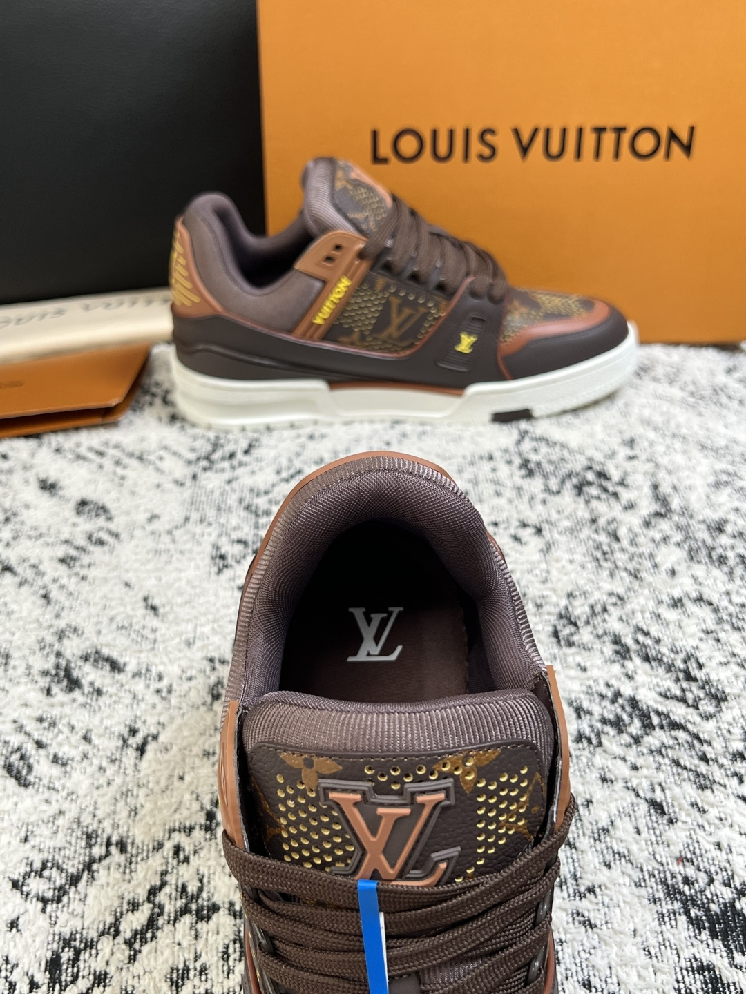 Lv  高品质  顶级工艺品  路易威登，运动板鞋专柜同步，鞋面意大利进口，高品质拼接缤纷色彩复杂工艺品，进口网布里垫柔