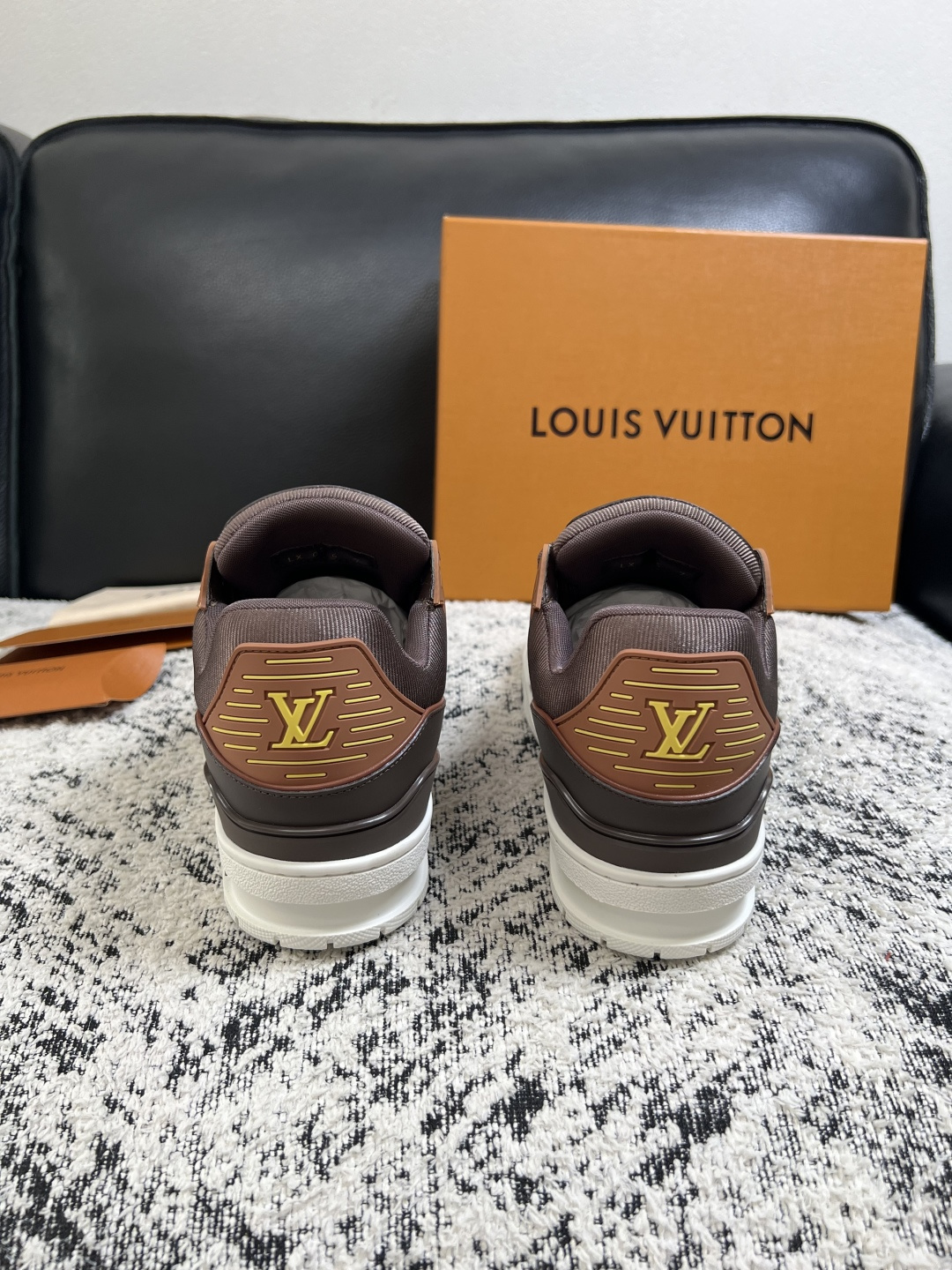 Lv  高品质  顶级工艺品  路易威登，运动板鞋专柜同步，鞋面意大利进口，高品质拼接缤纷色彩复杂工艺品，进口网布里垫柔
