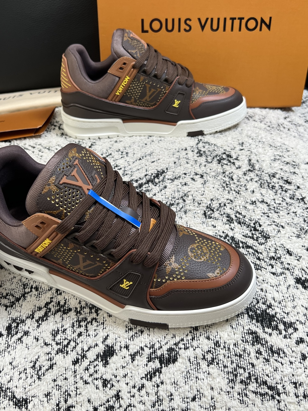 Lv  高品质  顶级工艺品  路易威登，运动板鞋专柜同步，鞋面意大利进口，高品质拼接缤纷色彩复杂工艺品，进口网布里垫柔