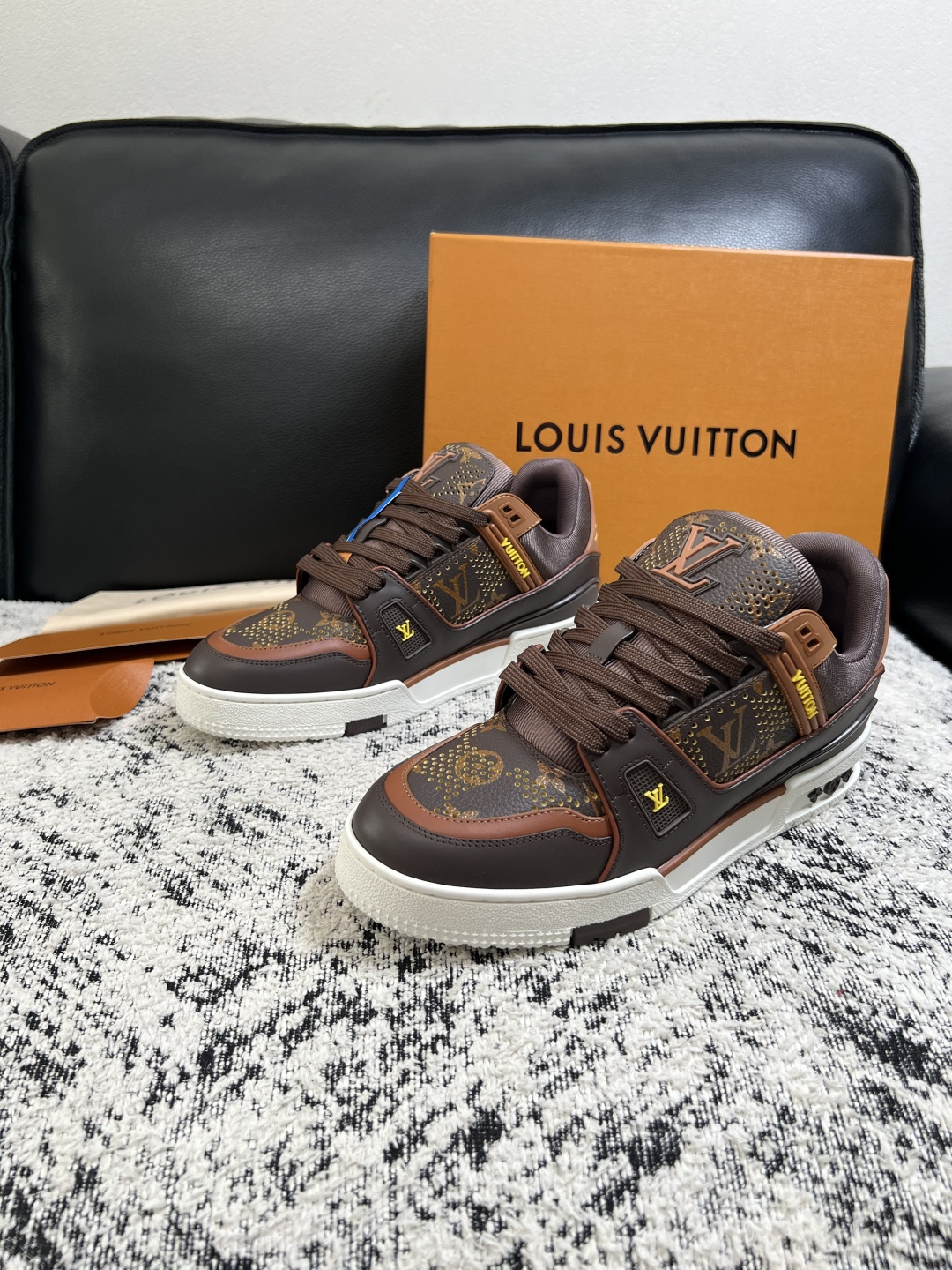 Lv  高品质  顶级工艺品  路易威登，运动板鞋专柜同步，鞋面意大利进口，高品质拼接缤纷色彩复杂工艺品，进口网布里垫柔