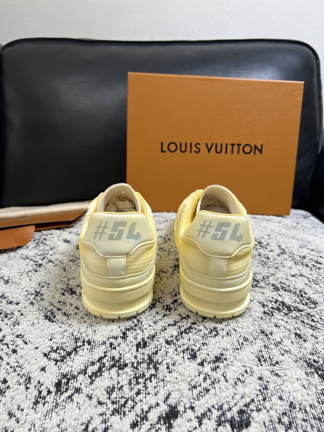 Lv  高品质  顶级工艺品  路易威登，运动板鞋专柜同步，鞋面意大利进口，高品质拼接缤纷色彩复杂工艺品，进口网布里垫柔