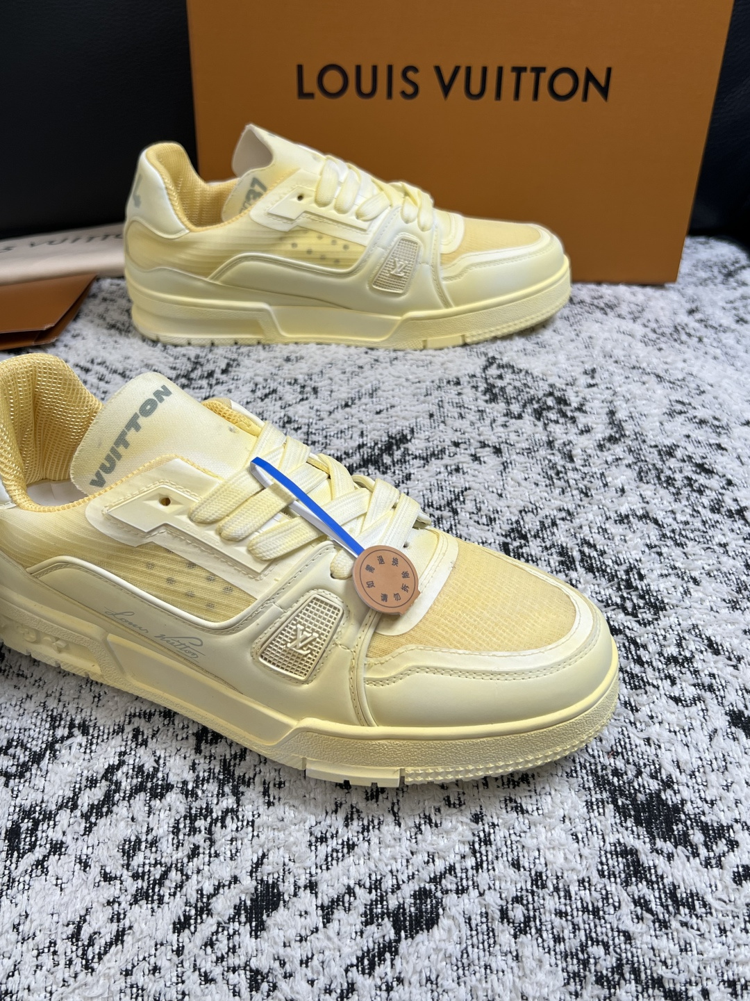 Lv  高品质  顶级工艺品  路易威登，运动板鞋专柜同步，鞋面意大利进口，高品质拼接缤纷色彩复杂工艺品，进口网布里垫柔
