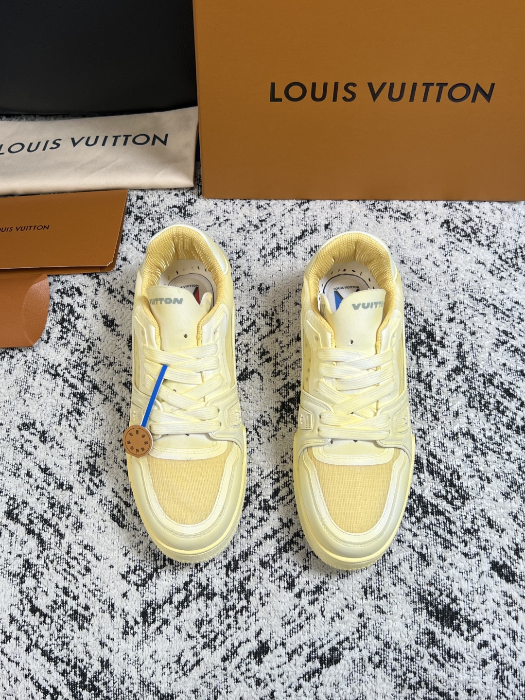 Lv  高品质  顶级工艺品  路易威登，运动板鞋专柜同步，鞋面意大利进口，高品质拼接缤纷色彩复杂工艺品，进口网布里垫柔