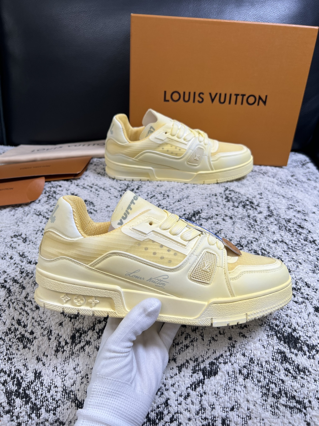 Lv  高品质  顶级工艺品  路易威登，运动板鞋专柜同步，鞋面意大利进口，高品质拼接缤纷色彩复杂工艺品，进口网布里垫柔