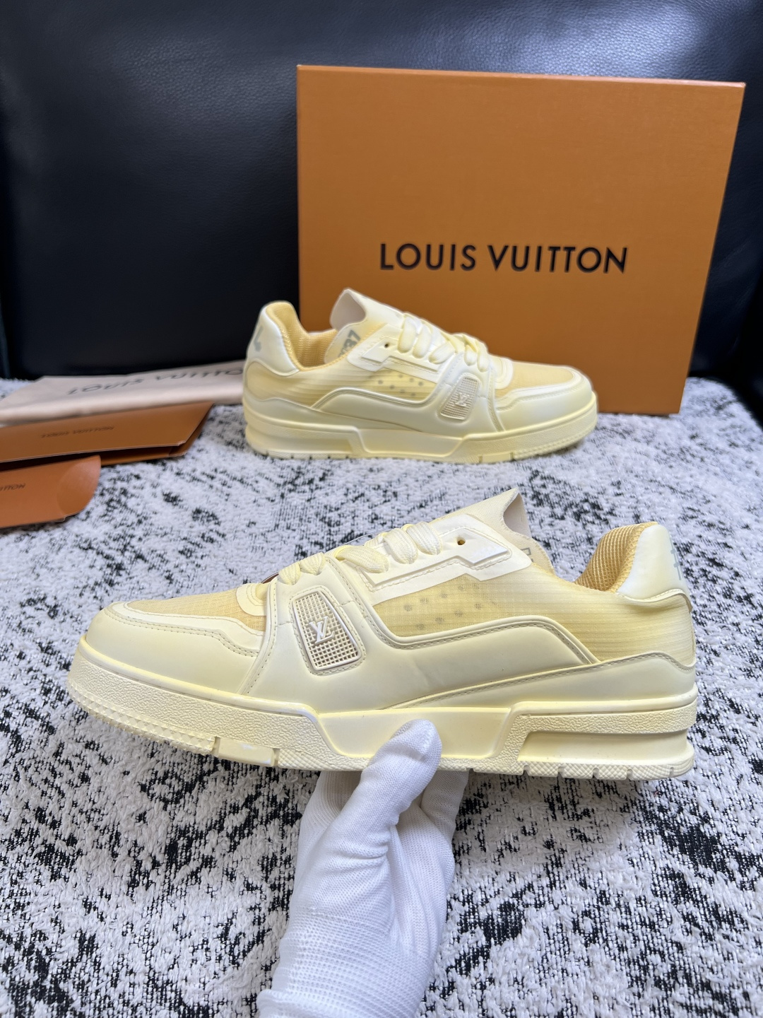 Lv  高品质  顶级工艺品  路易威登，运动板鞋专柜同步，鞋面意大利进口，高品质拼接缤纷色彩复杂工艺品，进口网布里垫柔
