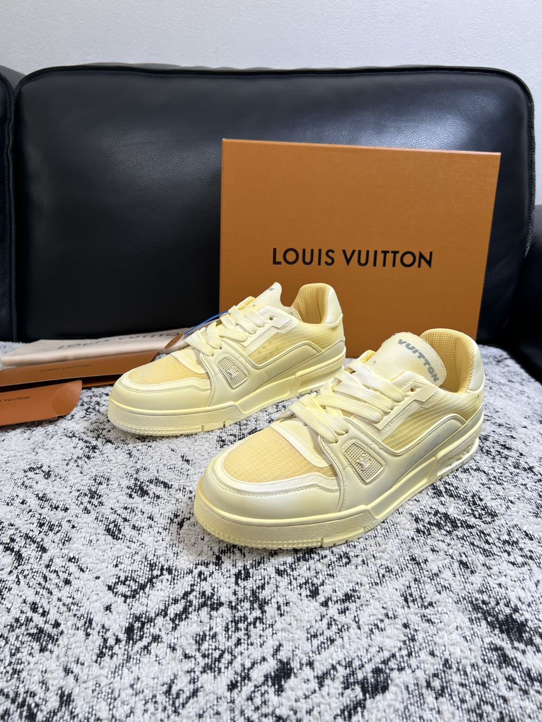 Lv  高品质  顶级工艺品  路易威登，运动板鞋专柜同步，鞋面意大利进口，高品质拼接缤纷色彩复杂工艺品，进口网布里垫柔