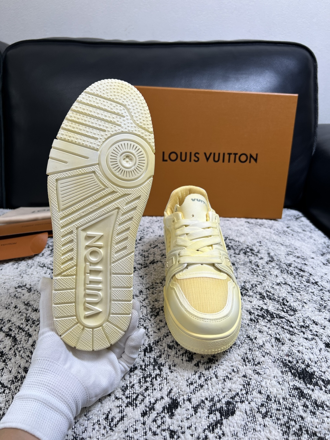 Lv  高品质  顶级工艺品  路易威登，运动板鞋专柜同步，鞋面意大利进口，高品质拼接缤纷色彩复杂工艺品，进口网布里垫柔